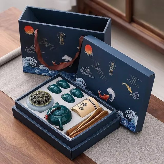 Chinesisches Kungfu-Teeset aus Keramik in Blau mit Teekanne und vier Tassen in einer Geschenkbox - Bild 1
