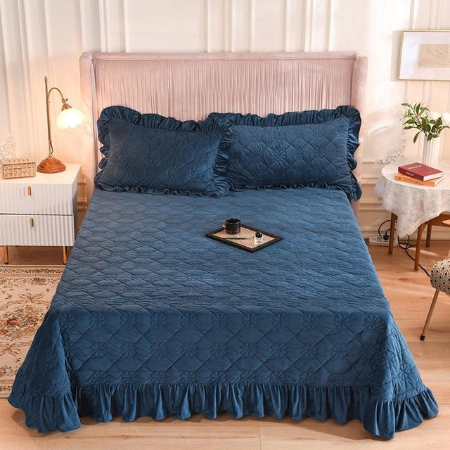 Yiran Furniture Winterbettwäsche aus Samt mit Rüschen und Karomuster, gesteppte Tagesdecke in Königsblau, B/H: 190 x 240 cm - Bild 1