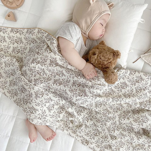 DANIVIVI Sommer Baby Decke aus 2-lagigem Musselin-Baumwolle mit Blumendruck, Swaddle Wrap und Pucktuch in Grau und Weiß, B: 130 cm, B: 110 cm - Bild 1