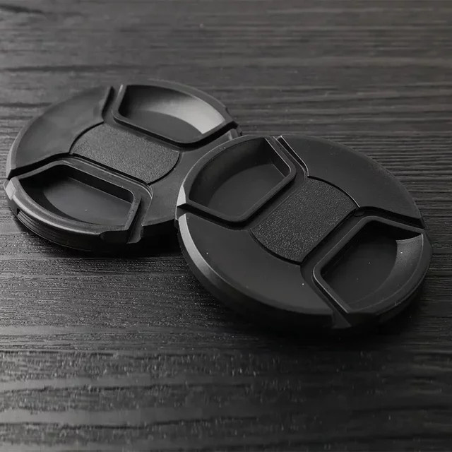 Aufsteckbarer Frontkameraobjektivdeckel in Schwarz, 49 mm - Bild 1