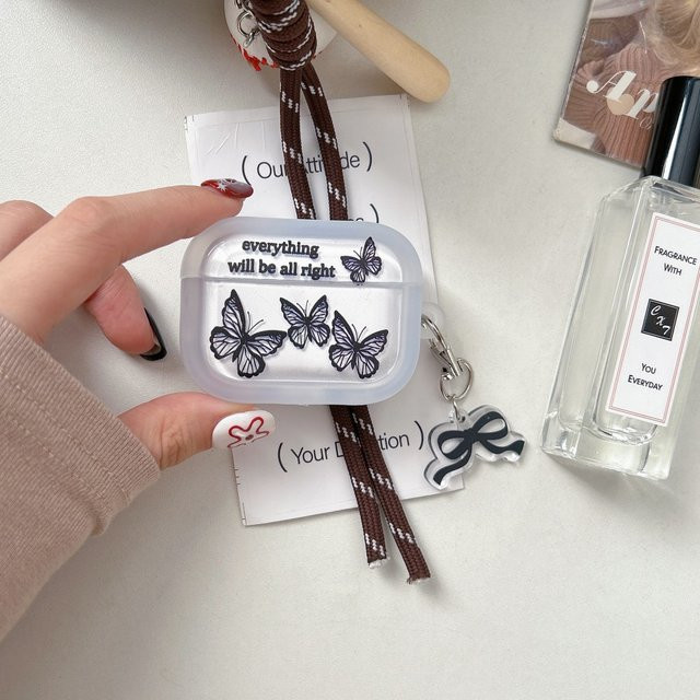 Schutzhülle mit Herzform und Schmetterlings-Print für Apple AirPods 1/2/3/4 und AirPods Pro inklusive Schlüsselanhänger in Weiß und Transparent - Bild 1