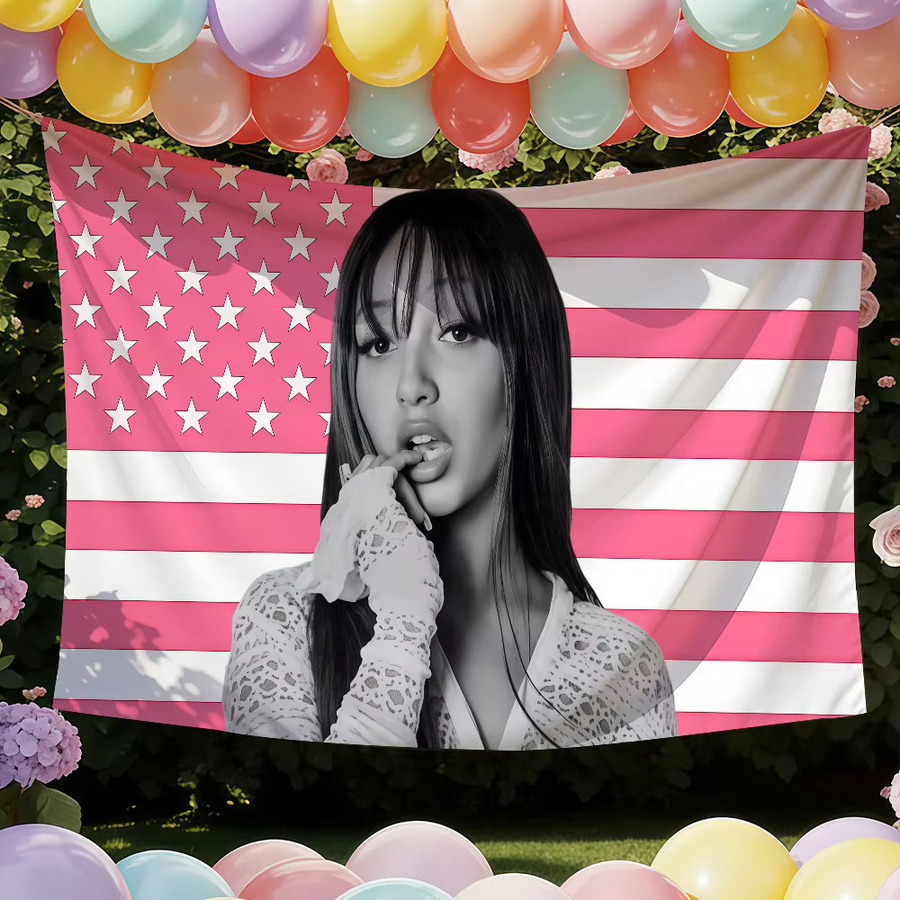 Singer P-PinkPantheress Flagge von Warner Bros. in Pink, rechteckiges Textil-Banner für Wandkunst und Dekoration, Breite: 40 cm, Höhe: 40 cm - Bild 2