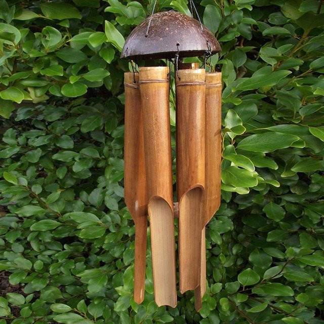 Handgefertigtes Bambus-Windspiel mit fünf Röhren aus Kokosnussschale und Holz in Hellgrau und Braun zur hängenden Dekoration für Garten und Zuhause - Bild 1