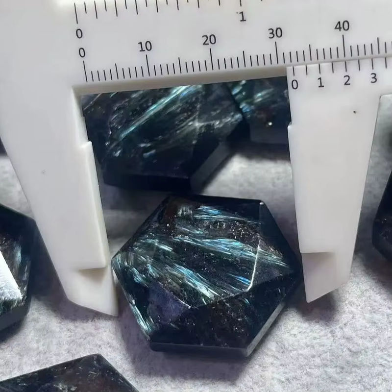 TAIHESJ Natürlicher Amphibole Kristall in Schwarz und Blau als geometrisches Flugzeug-Ornament zur Energiegewinnung - Bild 5