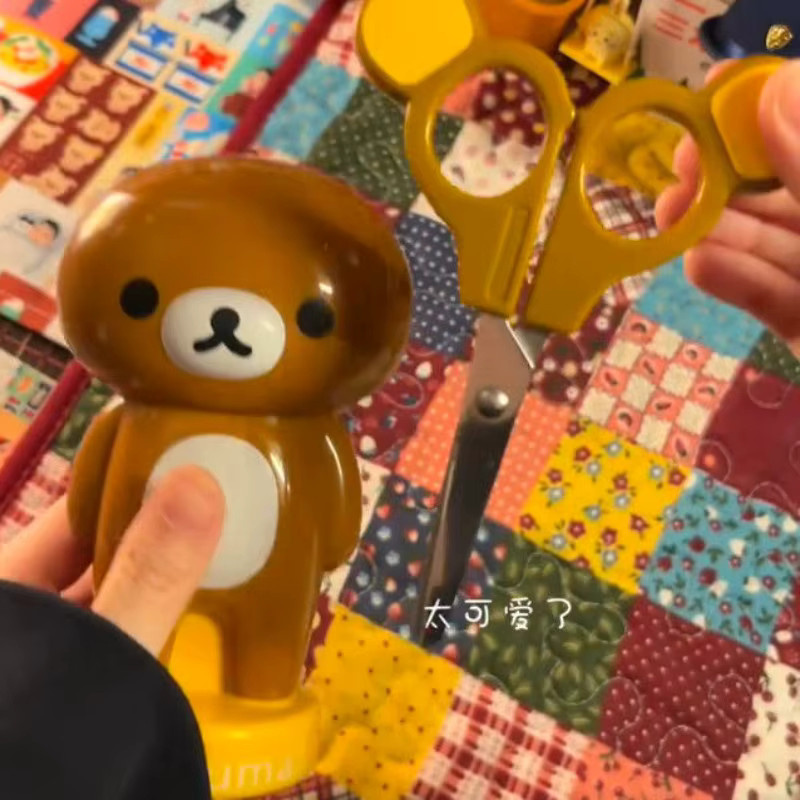 Rilakkuma Schere im japanischen Cartoon-Design, kleine handgefertigte Kawaii-Schere aus Kunststoff für Briefpapier und Desktop-Dekoration - Bild 1