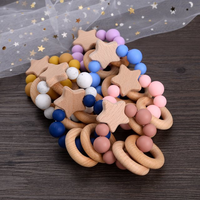 Baby Armband Rasseln und Beißring aus Holz und Silikon in Sternform, Blau und Mehrfarbig, Unisex Spielzeug für Säuglinge und Kleinkinder - Bild 1