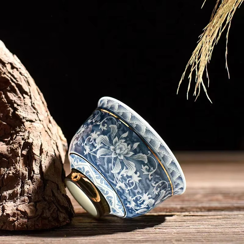 Vintage-Meistertasse aus Porzellan in Blau-Weiß mit Goldrand und floralem Muster - Bild 2