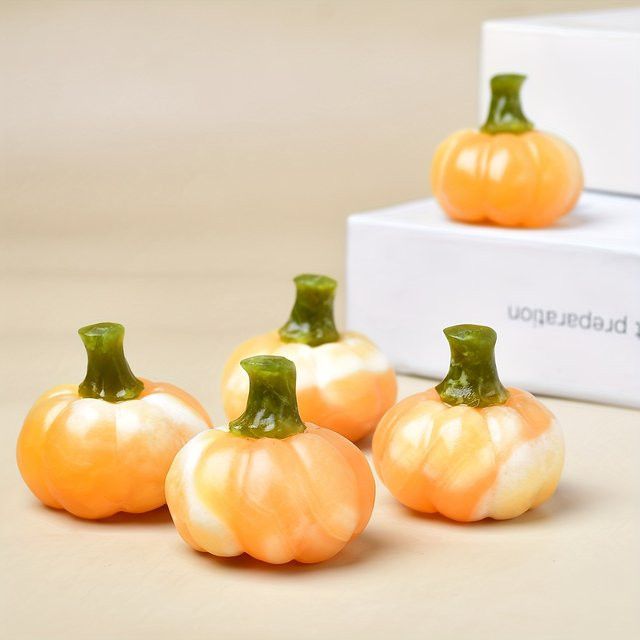 Natürlicher Kürbis mit Kristallmontage als dekorativer Worry Stone für Halloween - Bild 1