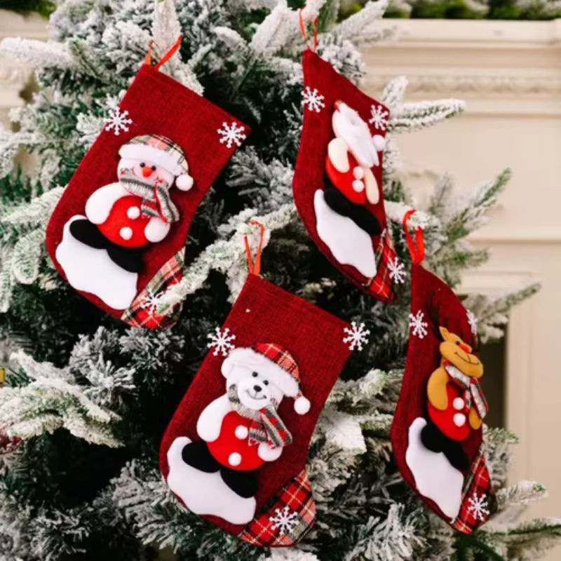 4-teiliges Plüsch-Weihnachtsstrumpf-Set mit Weihnachtsmann, Schneemann, Rentier und Bär in Rot für deine Weihnachtsdekoration - Bild 4