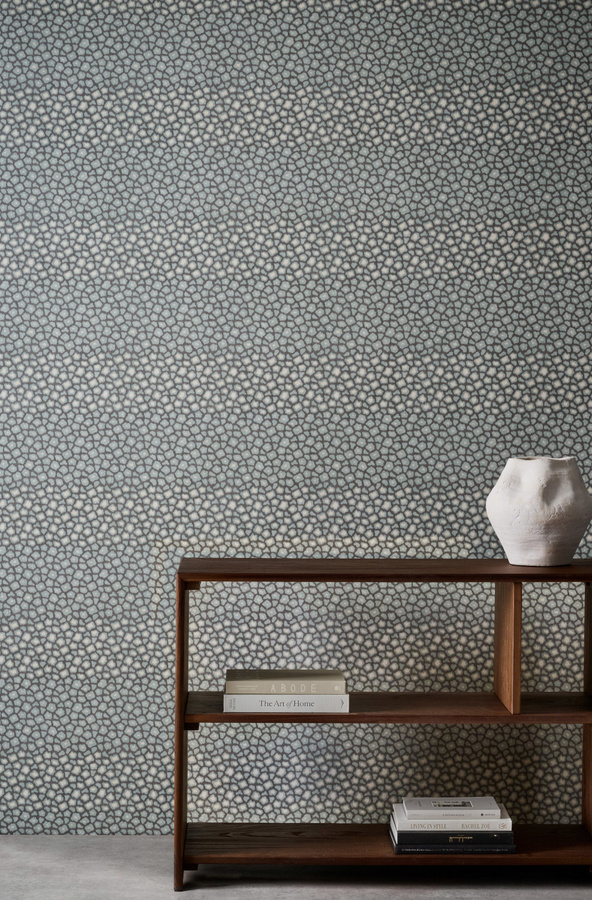 Harlequin Tapete Loam Kyanite in Grau mit Animal Print Design aus Vlies - Bild 1