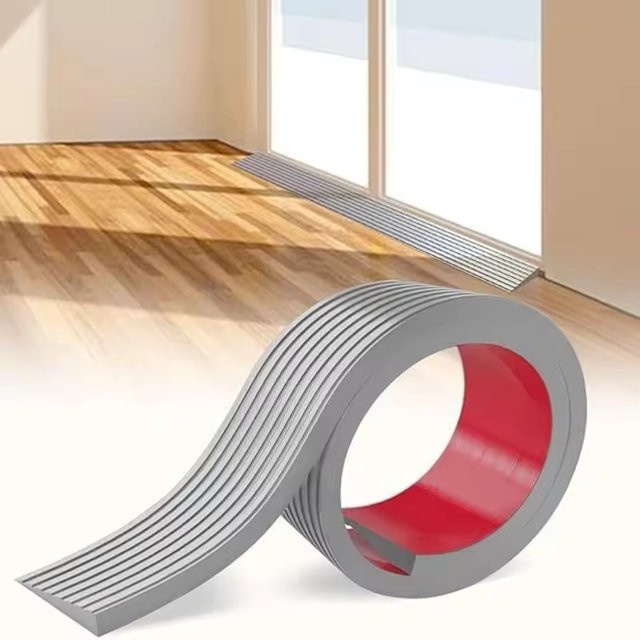 Selbstklebende Anti-Rutsch-Türschwellenrampe aus PVC in Braun, gestreift, B: 100 cm, H: 5 cm - Bild 1
