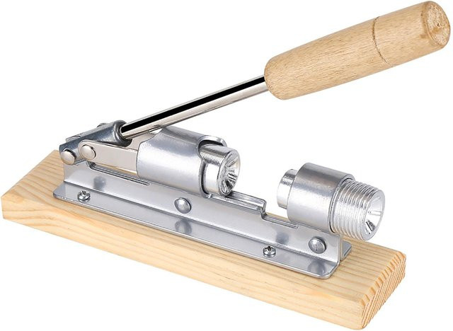 Mechanischer Walnussknacker von mfySpace aus Holz und Metall in Braun - Bild 1