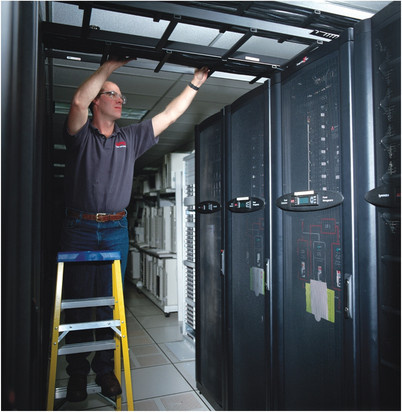 APC On-Site Service Garantieerweiterung für UPS 80-120 kVA für 1 Jahr mit Vor-Ort-Service während der Geschäftszeiten und Reaktionszeit am nächsten Arbeitstag (WOE1YR-EZ-120) - Bild 1