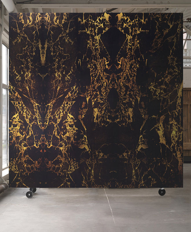 NLXL Tapete Black Metallic Marble Mirror in Schwarz und Gold mit abstraktem Marmor-Design als Vlies-Mural - Bild 3