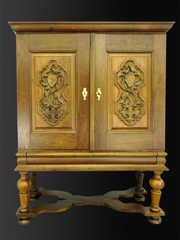 Barock Stollenschrank Kabinettschrank Antikhof Brück aus massiver Eiche in Braun mit geschnitzter Front und Kreuzfuß, H: 162,0 cm, B: 128,0 cm, T: 52,0 cm - Bild 1