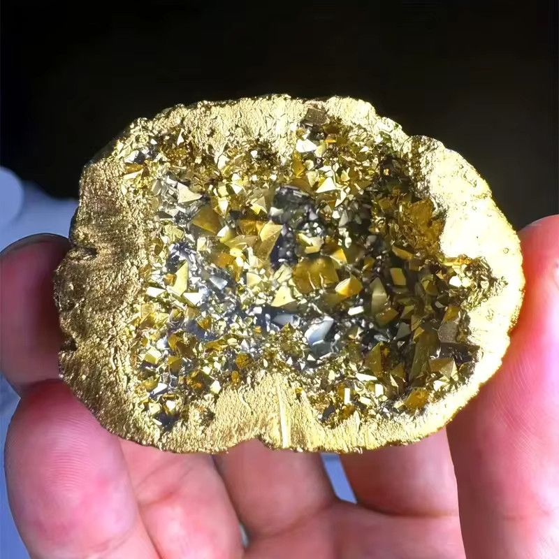 Vergoldeter Achatkristall von CrystalHola in Gold als natürliche Kristallgeode zur Dekoration - Bild 3