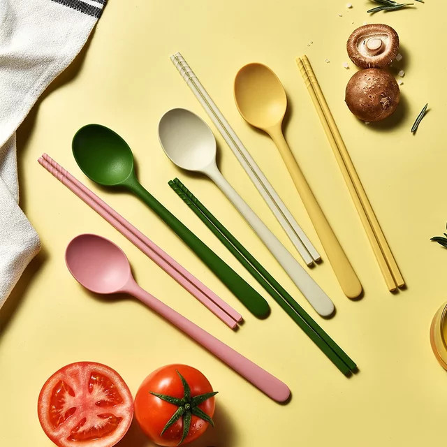 Koreanisches Besteckset aus Silikon mit rutschfestem Griff, Stäbchen und Löffel, Pinkten, Grün - Bild 1