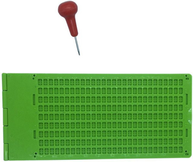 Braille-Schreibschiefer aus Kunststoff mit Stylus in Grün, tragbares Braille-Griffbrett als Lernwerkzeug für Kinder - Bild 1