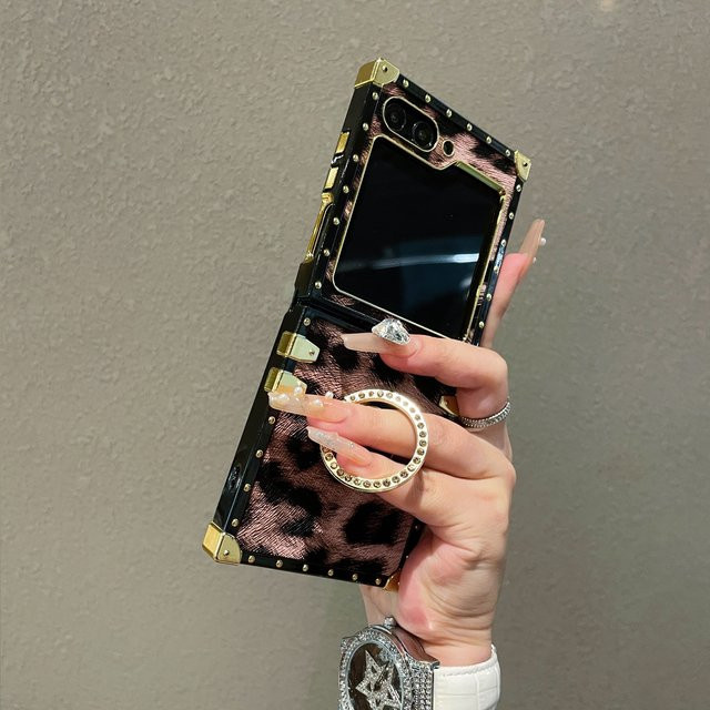 Premium Lederhülle mit Leopardenmuster und Goldrahmen für Samsung Galaxy Z Flip 7, 6, 5, 4, 3 5G in Pink Multicolour - Bild 1