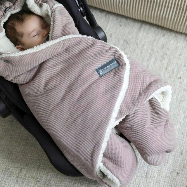 Emma & Noah Einschlagdecke mit Füßen aus Baumwolle in Lila für Babys - Bild 1