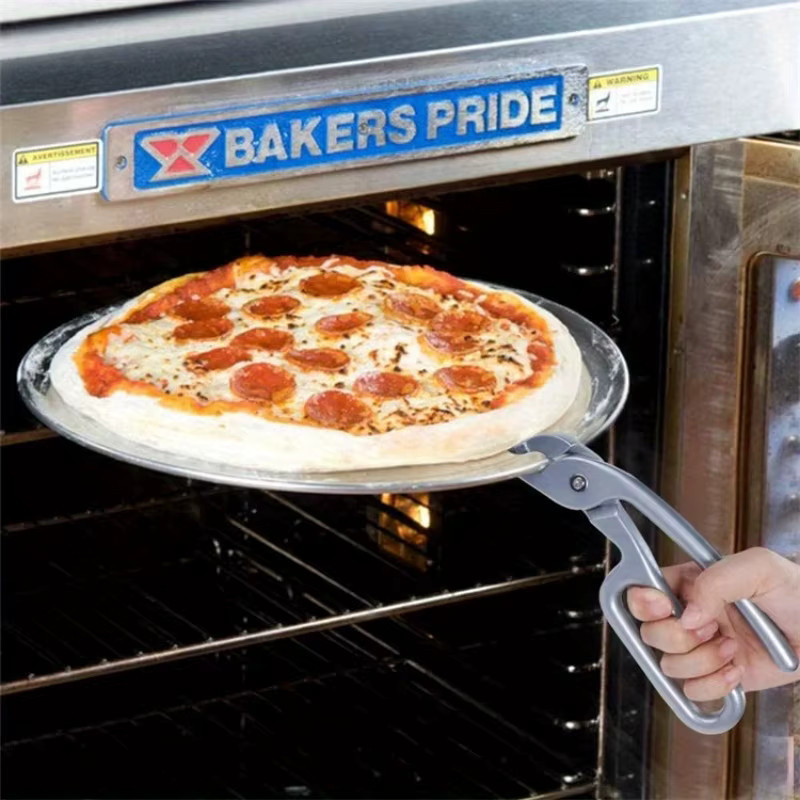 Aluminiumguss Pan Greifer in Silber als Backform Greifer und Verbrühungsschutz für Schüsseln, Töpfe und Pizzaformen - Bild 2