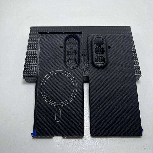 Magnetisches Carbon-Gehäuse für Samsung Galaxy Z Fold 7 in Schwarz mit MagSafe-Unterstützung und ultradünnem Linsenschutz aus Aramidfaser - Bild 1