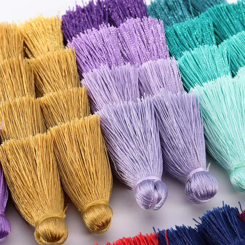 4 Stück bunte Polyester-Seidenquasten in Rot und Multicolour, vierlagige Quastenfransen mit 80 mm Durchmesser für deine DIY-Bastelarbeiten, Ohrringe, Kleidung und Dekoration - Bild 4