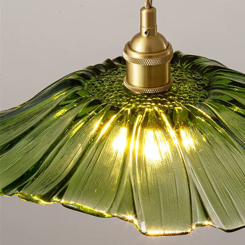 Moderne LED Anhänger Lampe von lyfs aus Kristall und Metall in Gold/Messing mit grünem Akzent für Wohnzimmer, Schlafzimmer oder Esszimmer - Bild 5