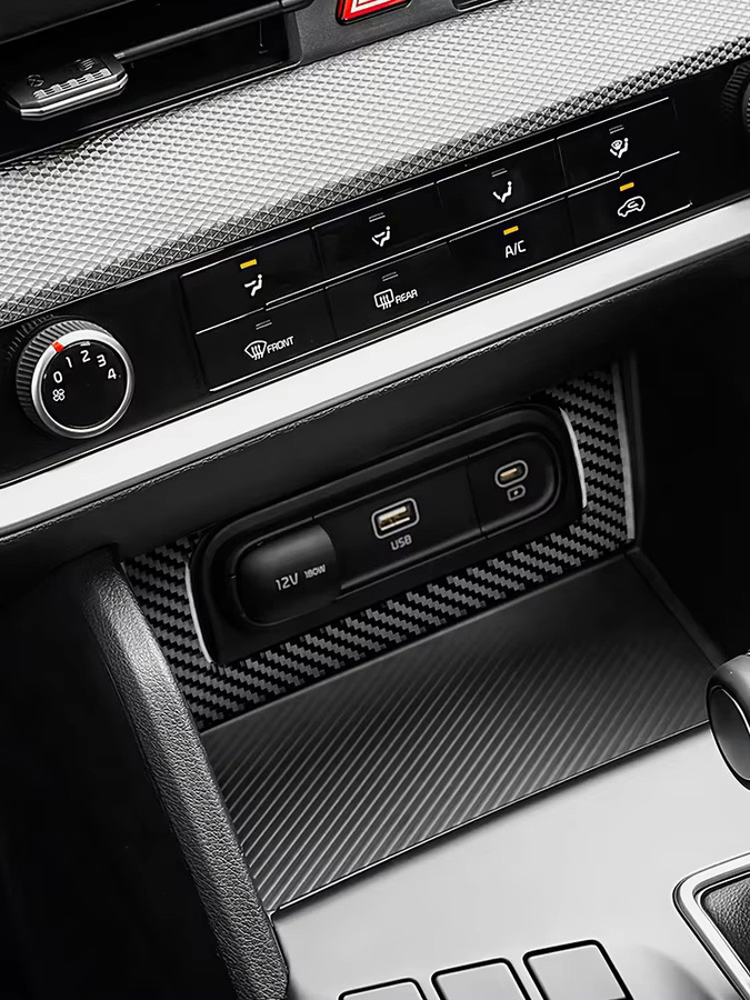KUNGKIC Carbon-Look USB-C Ladeport Rahmen Aufkleber für KIA Sportage NQ5 in Schwarz - Bild 6