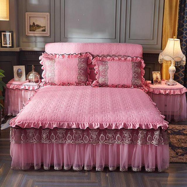 Luxuriöses 3-teiliges Tagesdecken-Set aus Spitze mit Kissenbezügen und Bettlakenrock in Pink, B/B/H: 180 x 220 cm - Bild 1