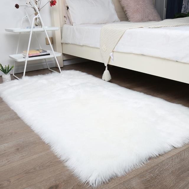 Weißer Plüschteppich aus weichem Kunstfell von Yiran Furniture für Wohnzimmer und Schlafzimmer, B/B: 60 x 90 cm - Bild 1