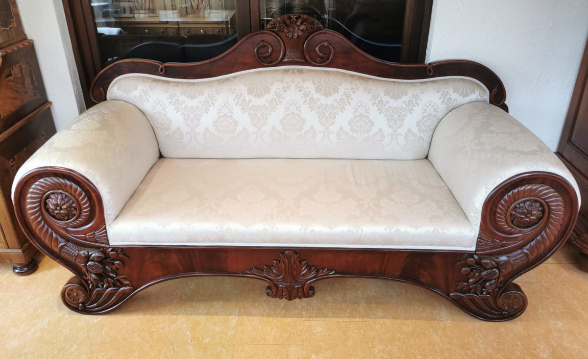 Biedermeier Mahagoni Sofa von Antikhof Brück mit Schnitzereien, braun und beige mit Stoffbezug, B/T/H: 235 x 85 x 123 cm - Bild 1