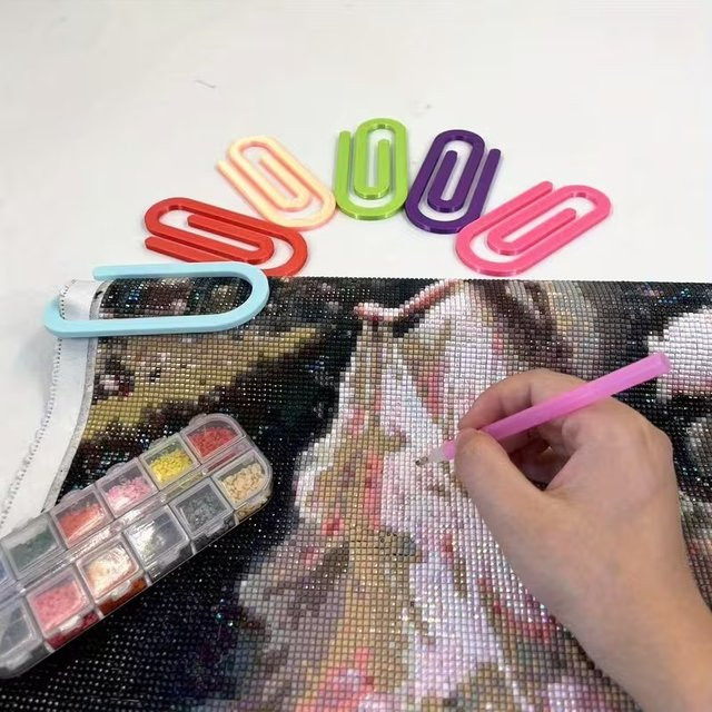 2 Stück Mehrfarbige Kunststoff-U-Fixierclips als Seitenhalter für Diamantmalen und Kreuzstich, DIY-Bastelzubehör in Blau und Multicolour - Bild 1
