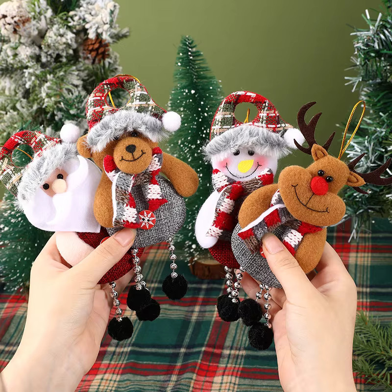 Ataozhekou Weihnachtsanhänger aus Stoff mit Elch, Bär, Weihnachtsmann und Schneemann in Multicolor als hängende Weihnachtsbaum-Dekoration - Bild 2