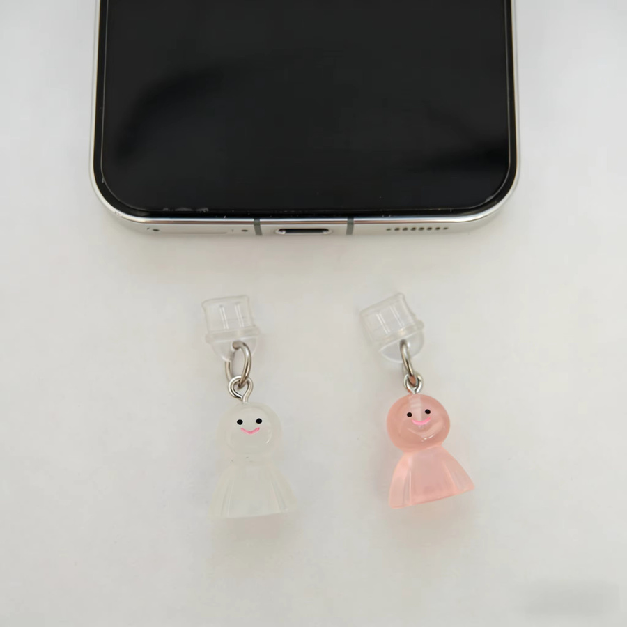 Sunny Day Doll Handy-Staubschutz Bring Your Own Good Luck in Weiß für iPhone und USB-C - Bild 3