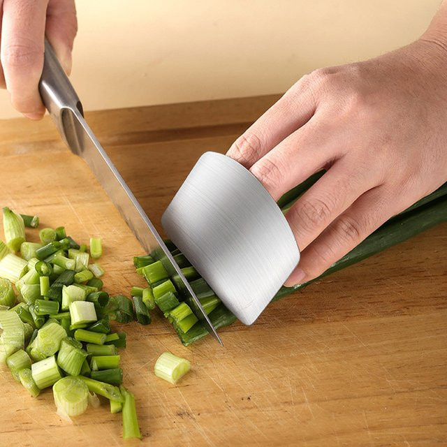 Edelstahl-Fingerschutz in Silber als multifunktionales Küchenwerkzeug zum Schneiden von Fleisch und Gemüse - Bild 1