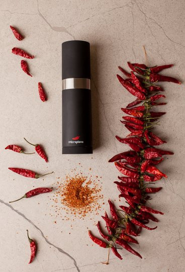 Microplane Gewürzmühle für getrocknete Chilischoten in Schwarz - Bild 1