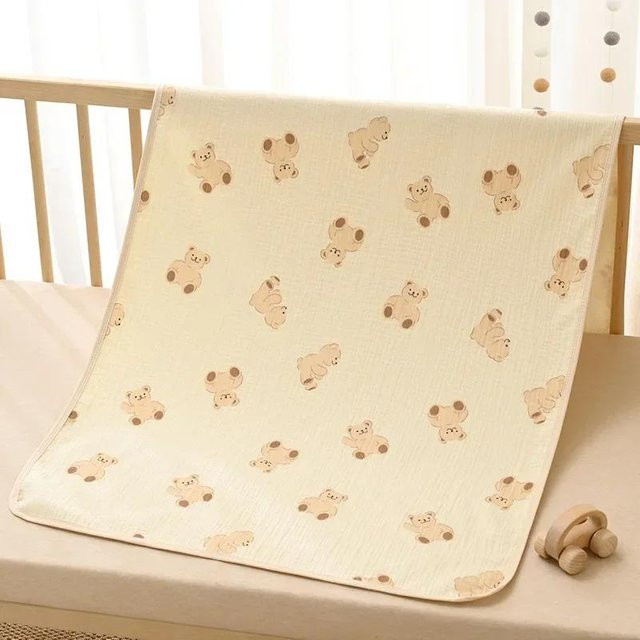 Binchi Outdoor Equipment Wasserdichte und waschbare Urinmatte für Babys und Kleinkinder in Beige mit Cartoon-Tierprint aus atmungsaktivem Baumwollstoff - Bild 1