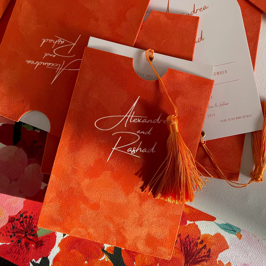Personalisierte Einladungskarte aus Samt in Orange für Hochzeiten und Geburtstage mit drei Innenseiten - Bild 2