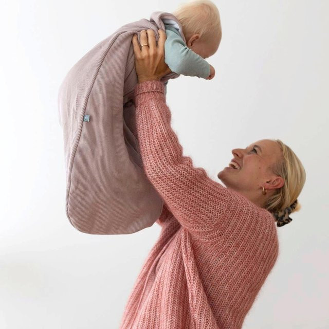 Emma & Noah Ganzjahresschlafsack Essential 2.5 TOG aus Bio-Baumwolle für Babys in Rot und Pink - Bild 1