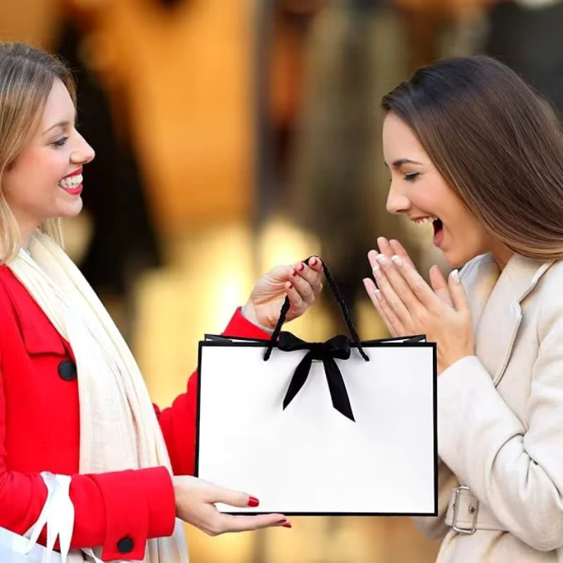 Elegantes Geschenktüten-Sortiment aus weißem Papier mit schwarzen Bandgriffen für Hochzeiten und Partys - Bild 3