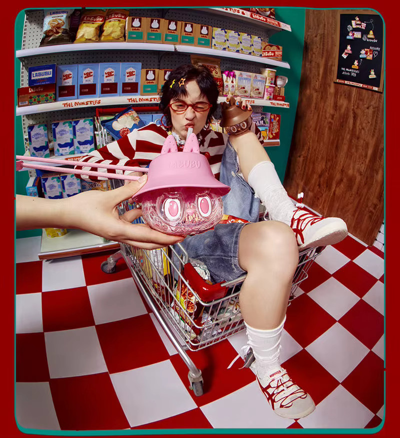 Pop Mart Labubu The Monsters Tragbarer Becher Blind Box mit Trageschlaufe und Strohhalm in Rot - Bild 3