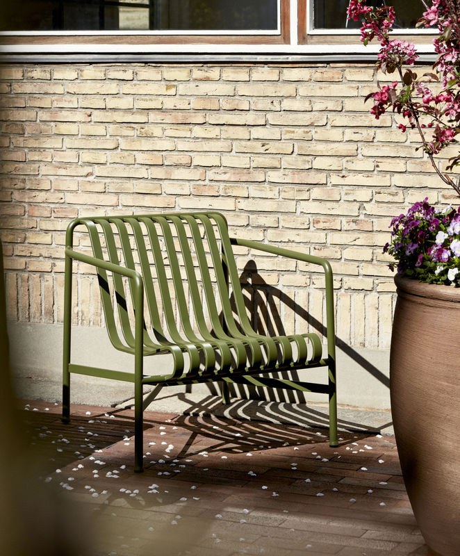 HAY Palissade Lounge Chair Low in Grün aus Stahl mit Armlehnen - Bild 2