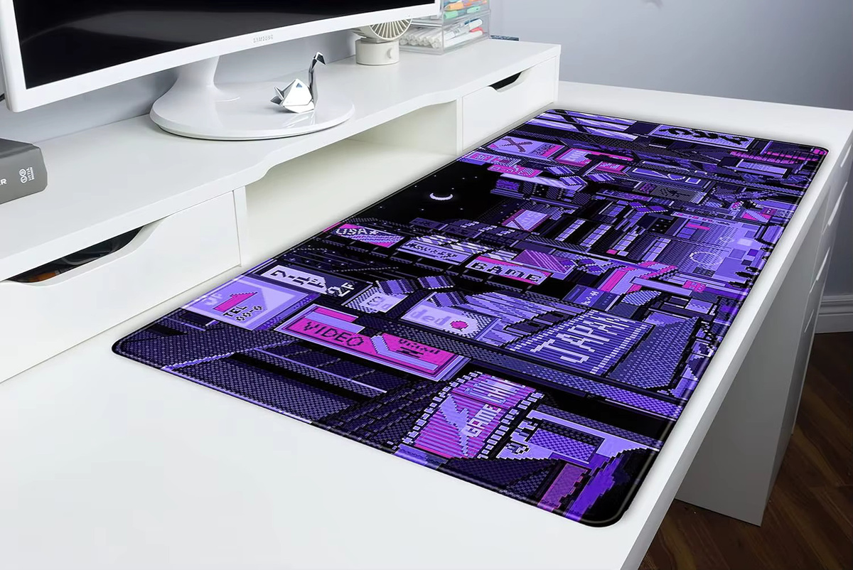 Tokyo Street Purple Neon Pixel Mauspad – Retro japanische Anime Schreibtischunterlage für Gaming und ästhetische Dekoration in Lila - Bild 6