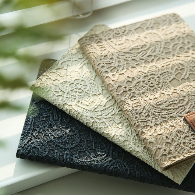 Maßgefertigter Passhalter mit Heißprägung des Namens von takeoak als elegante Reisebrieftasche und Dokumentenhalter in Blau - Bild 1