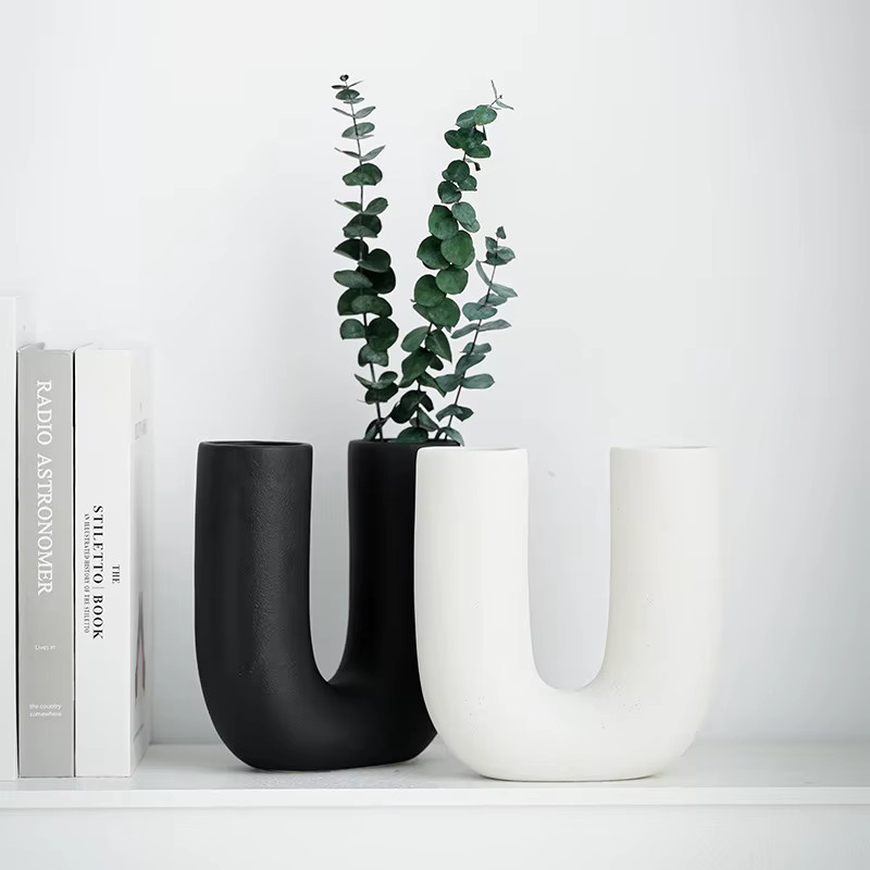 U-förmige Keramikvase in Schwarz für Tischdekoration und Wohnzimmer - Bild 2