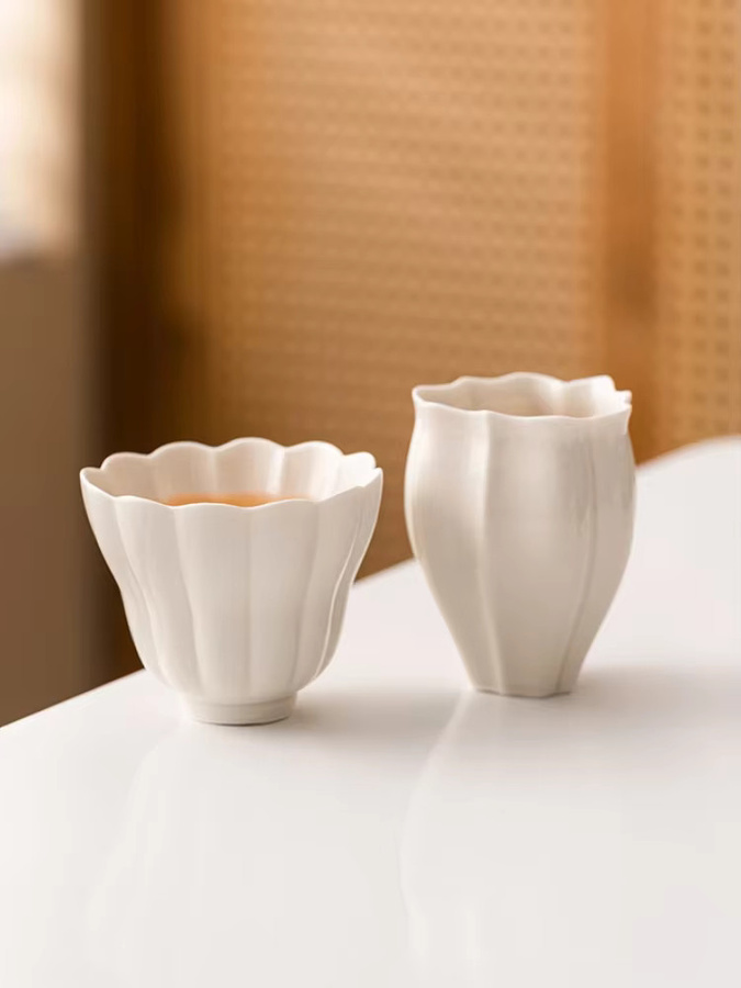 Chinesisches Kungfu-Teeset aus weißem Porzellan für die Gongfu-Teezeremonie im Zen-Stil mit Teekanne und Riechtassen - Bild 5