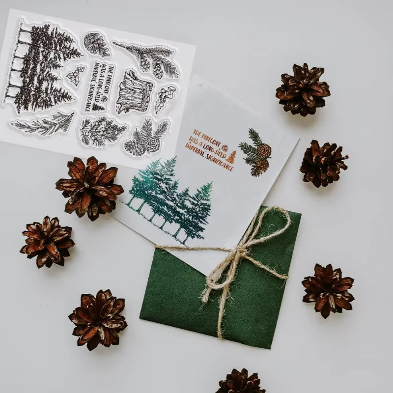 Transparenter Silikonstempel mit Kiefernzapfen und Tannenbaum Motiv für Vintage-Poststempel - Bild 4
