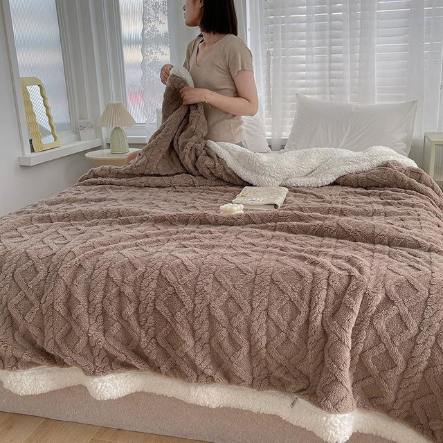 Warme Winterdecke aus doppelseitigem Flaumplüsch mit 3D-Jacquard-Muster in Braun, B/B: 70 x 100 cm - Bild 1
