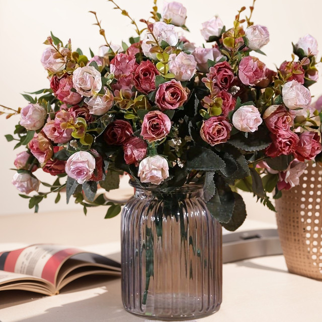 2/4 Stück künstliche Seidenrosen in Weiß und Pink für Hochzeitsdekoration, Weihnachtskränze und florale Raumgestaltung - Bild 1